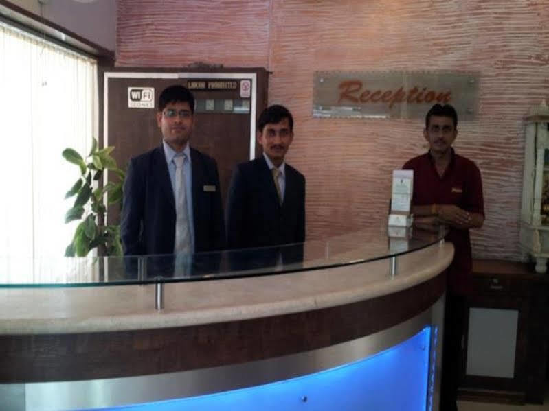 Oyo Flagship 19003 Hotel Rudra Mahal Ahmedabad Exterior foto